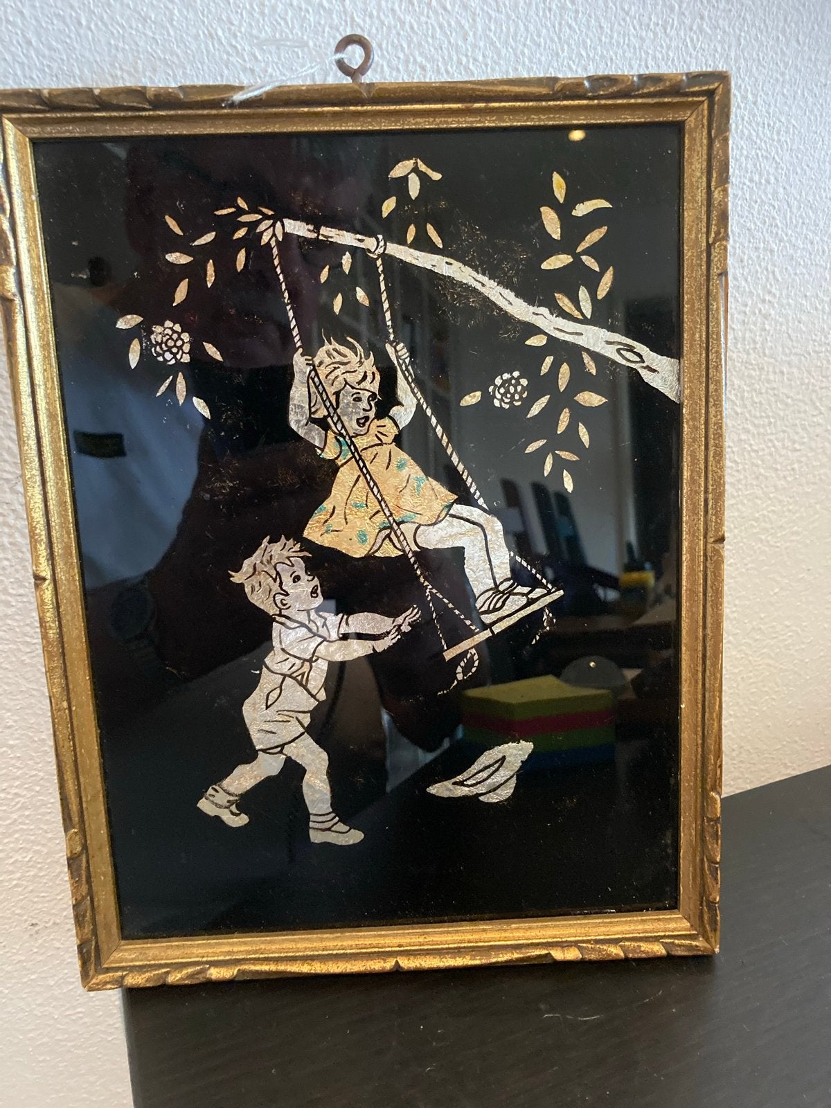 Vintage Omgekeerd Glas Schilderij: Kinderen op Schommel, Ophalen of Verzenden