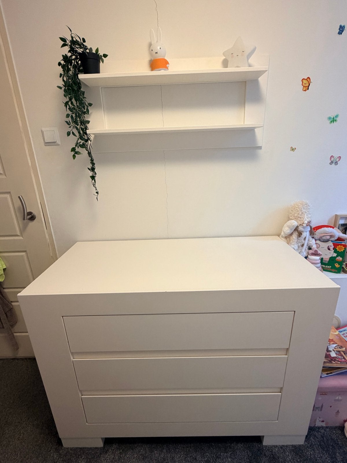 Witte commode met 3 lades en wandplank, Ophalen, Gebruikt, 50 tot 70 cm, 100 cm of meer