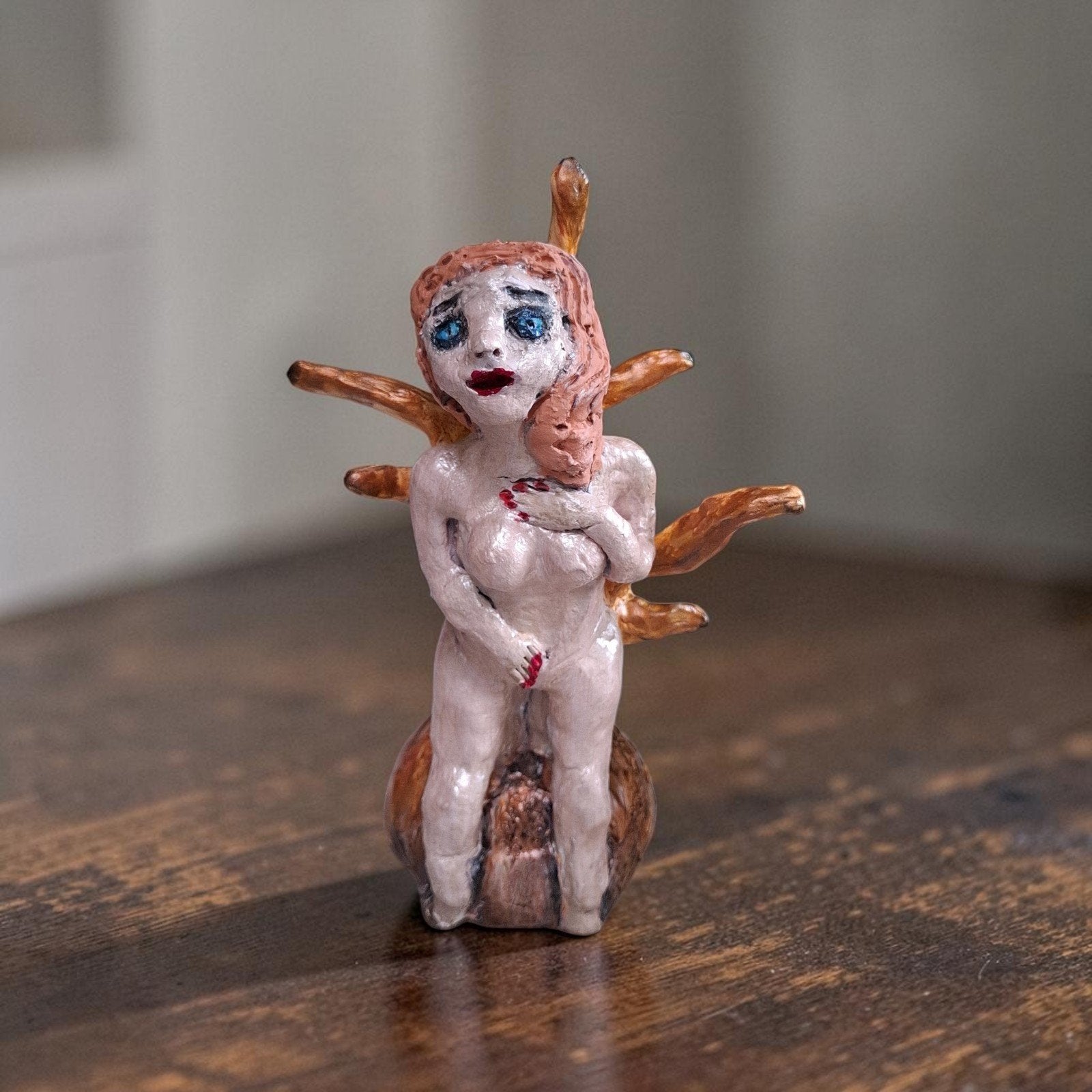 Uniek handgemaakt beeldje van een vrouwfiguur, Ophalen of Verzenden, 20 - 50 cm, Overige materialen, Beeld