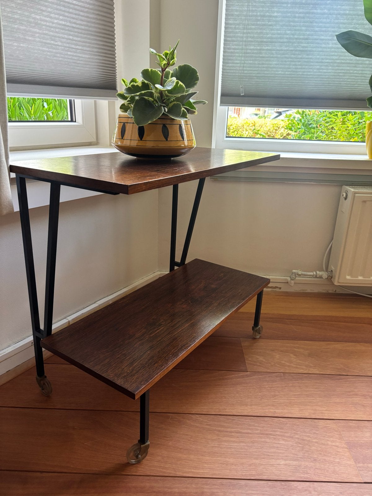 Vintage Deens design bijzettafeltje op wielen, Huis en Inrichting, Tafels | Bijzettafels, Ophalen, Gebruikt, 55 tot 75 cm, 60 cm of meer