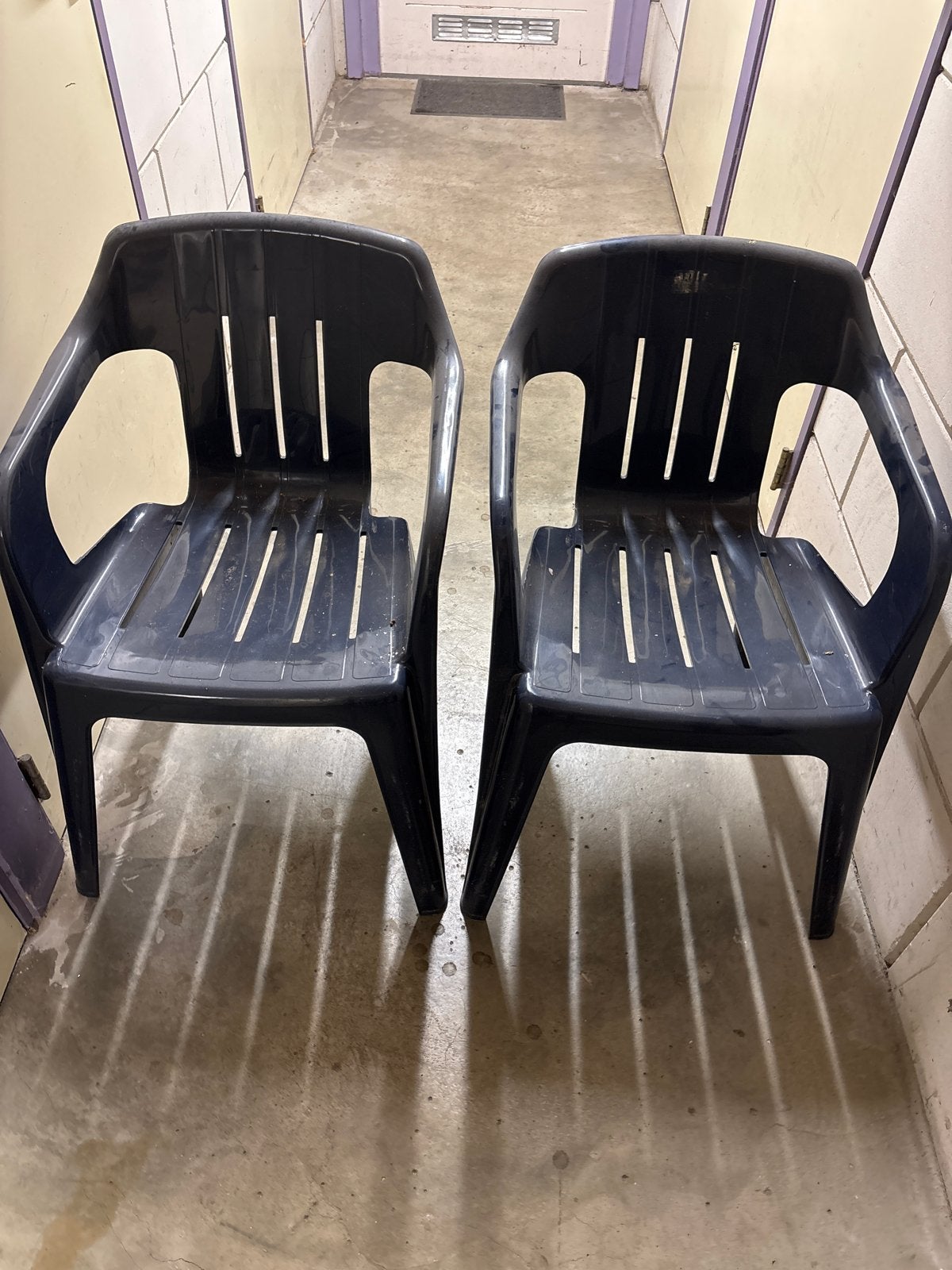 2x Donkerblauwe Kunststof Tuinstoelen, Kunststof, Gebruikt, Twee, Blauw