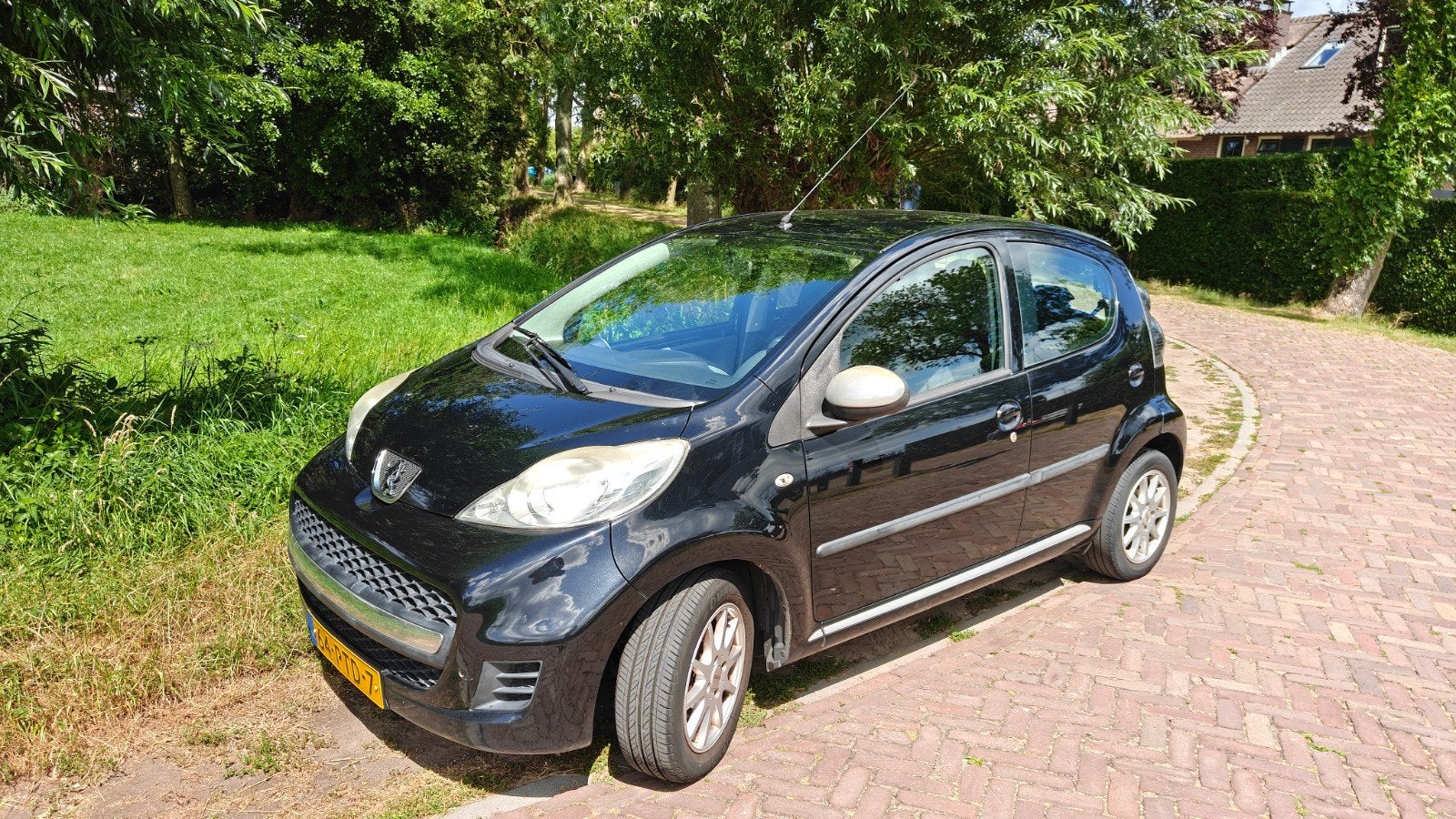 Peugeot 107 1.0 12V 5DR 2011 Zwart (2e eigenaar), Voorwielaandrijving, Euro 5, Stof, 4 stoelen