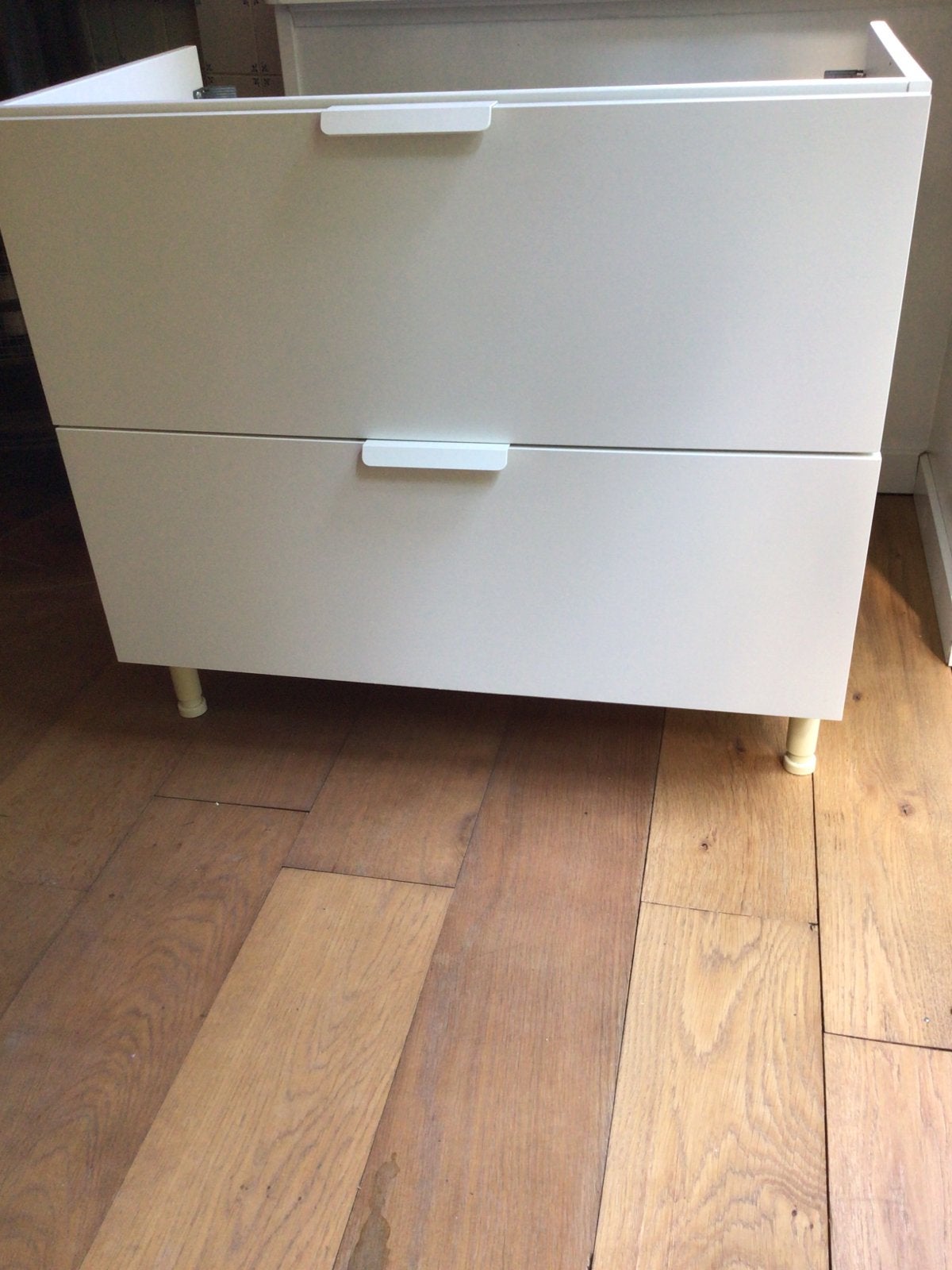 Mooi Ikea wasmeubel op pootjes, wit, twee grote lades, Huis en Inrichting, Badkamer | Badkamermeubels, Ophalen, 50 tot 100 cm