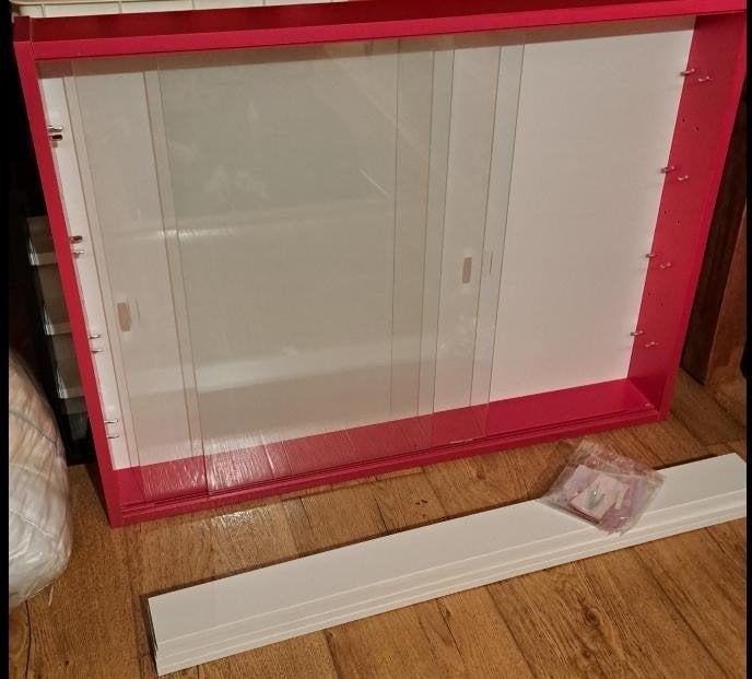 Rood vitrinekastje, Ophalen, Met deur(en), 50 tot 100 cm, Zo goed als nieuw