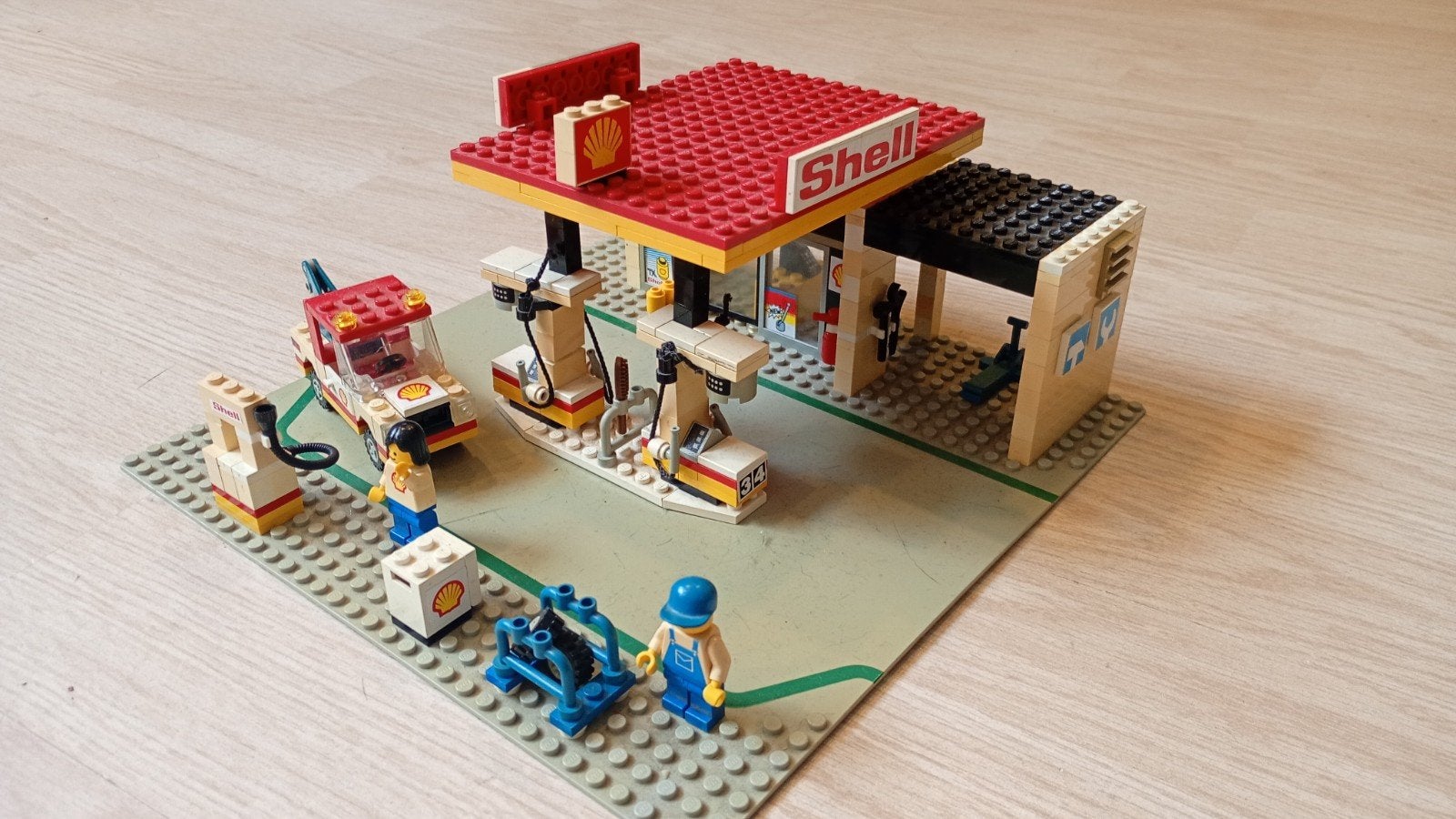 LEGO Shell Tankstation 6378 met sleepwagen en figuren, Ophalen of Verzenden, Gebruikt