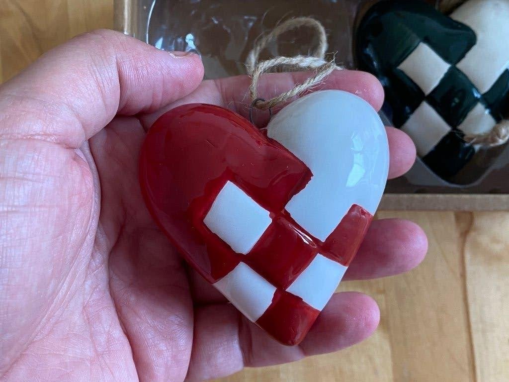 Kerst 2 aardewerk Zweedse Hart ornamenten zgan! Rood & Groen, Diversen, Kerst, Ophalen of Verzenden, Zo goed als nieuw