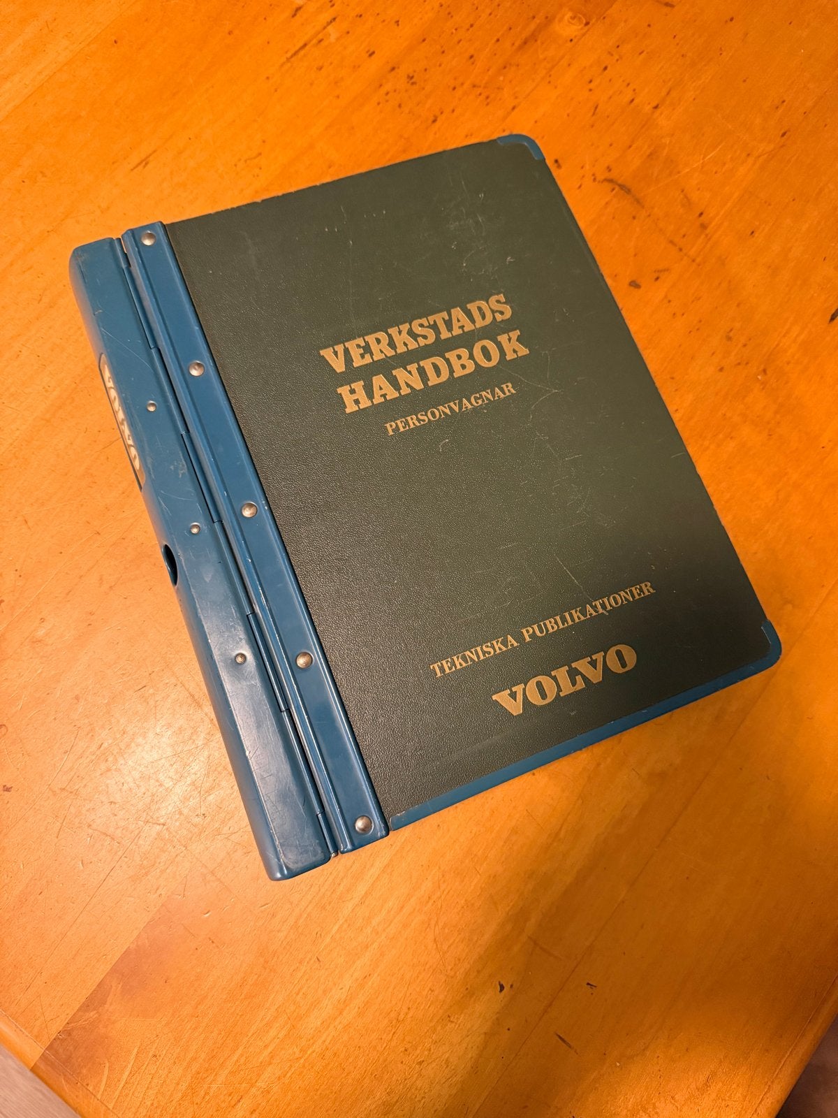 Origineel Zweeds Werkplaatsboek Volvo PV444 met metalen band, Ophalen of Verzenden