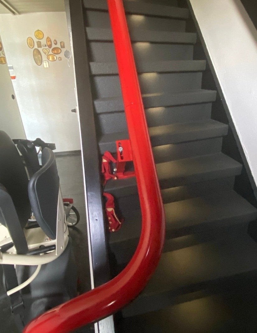 Traplift flow 1 ThyssenKrupp, Ophalen, Gebruikt, Met bocht
