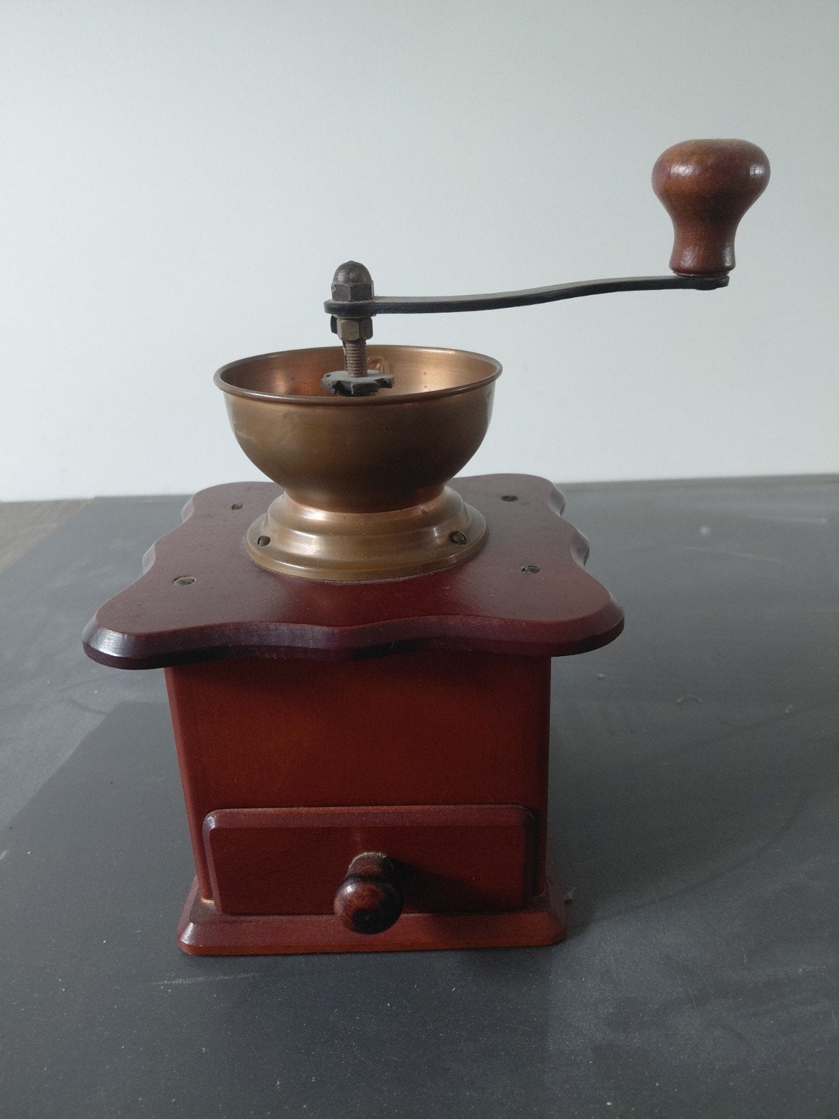 Vintage houten koffiemolen met lade, Antiek en Kunst, Antiek | Keukenbenodigdheden, Ophalen of Verzenden