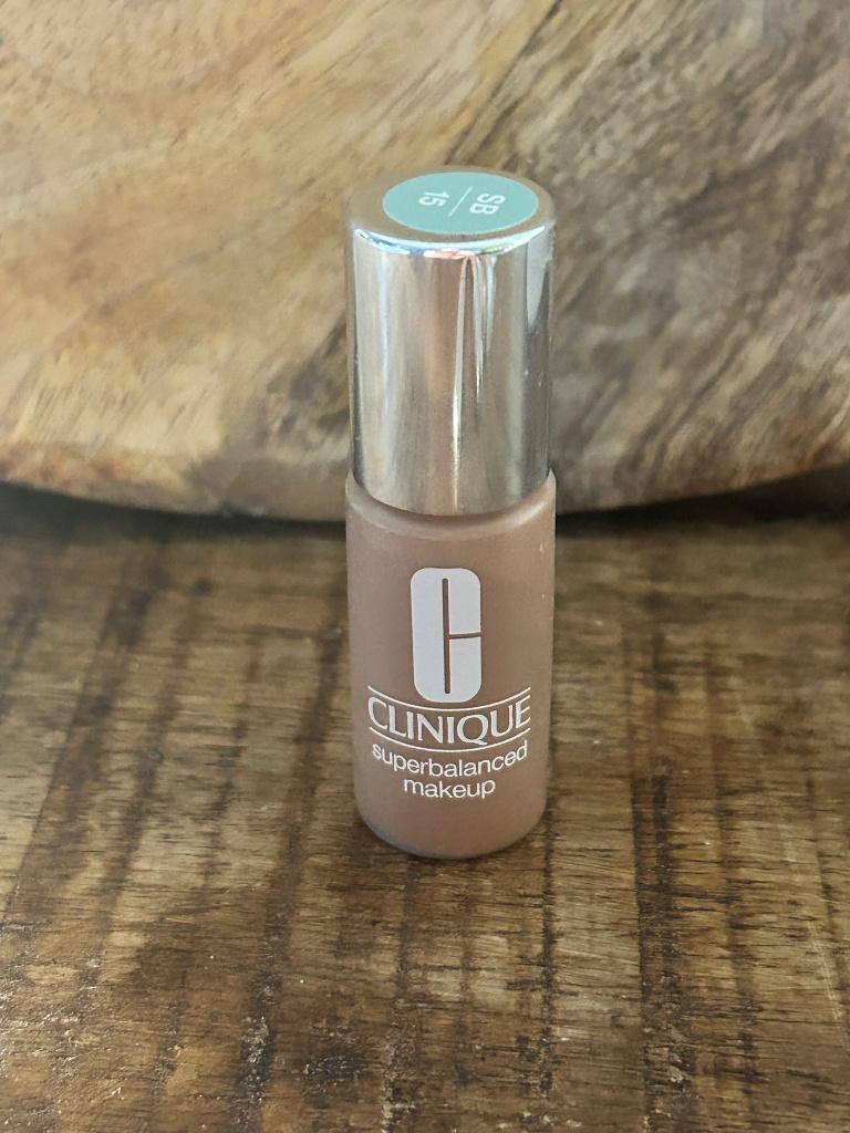 Clinique Superbalanced Mini Foundation SB 15, Gehele gezicht, Beige, Ophalen of Verzenden, Zo goed als nieuw