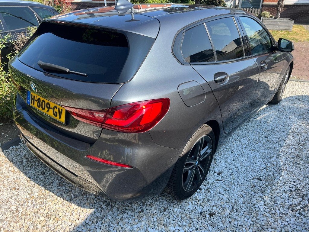BMW 1-Serie 118i 140pk Aut 2020 Grijs, Auto's, Leder en Stof, Origineel Nederlands, Bedrijf, 3 cilinders