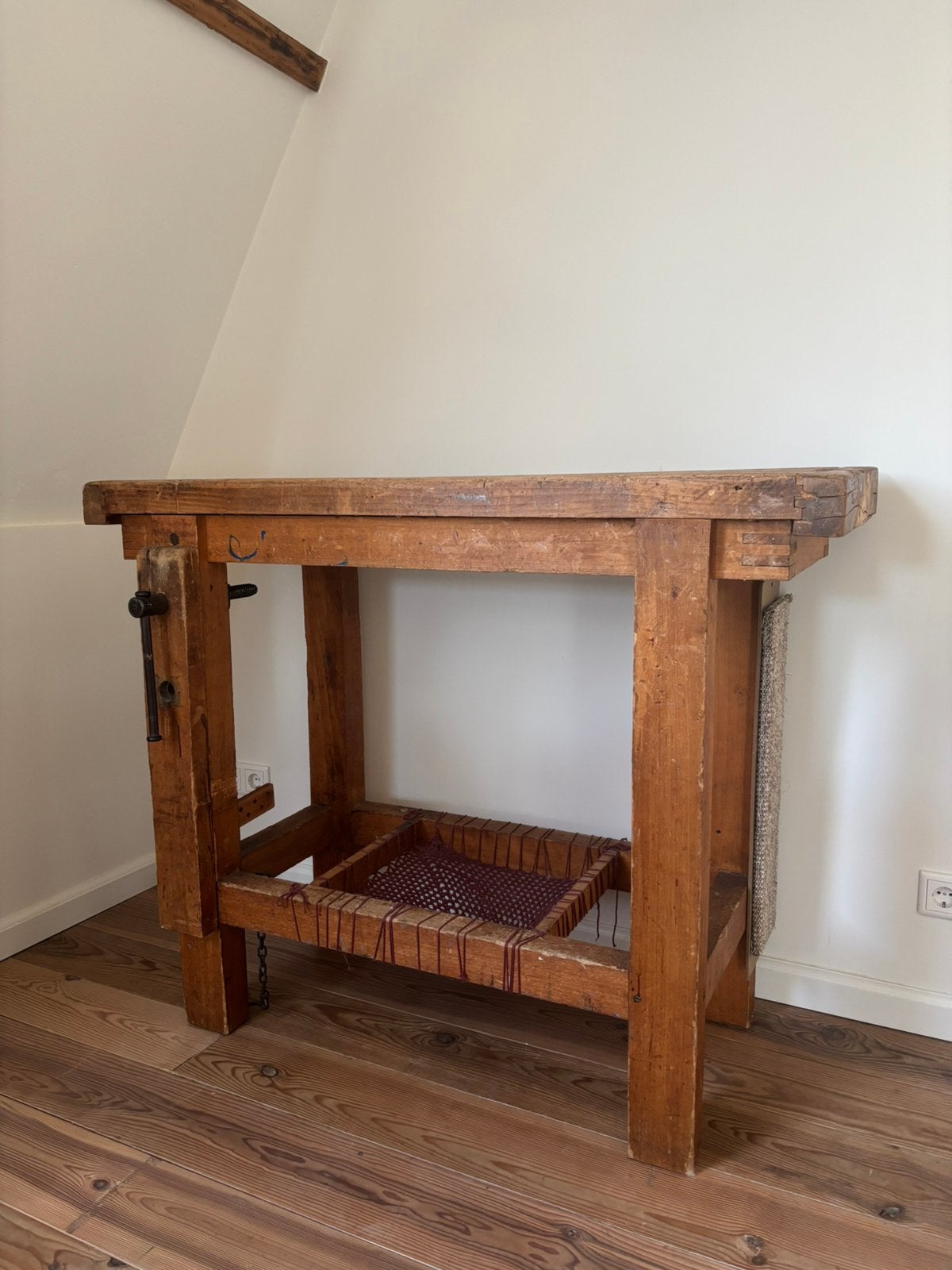 Kleine, oude, houten werkbank met bankschroef, dressoir, Ophalen