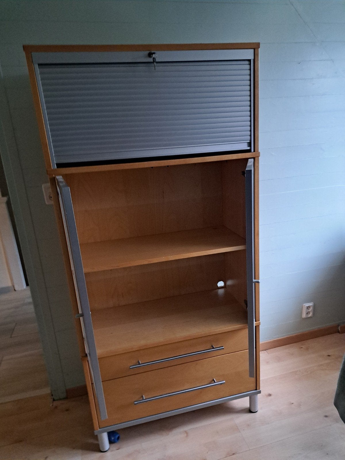 Houten kast. Hoogte 1.75m, breedte 84 cm, diepte 42 cm.d, Ophalen, Gebruikt
