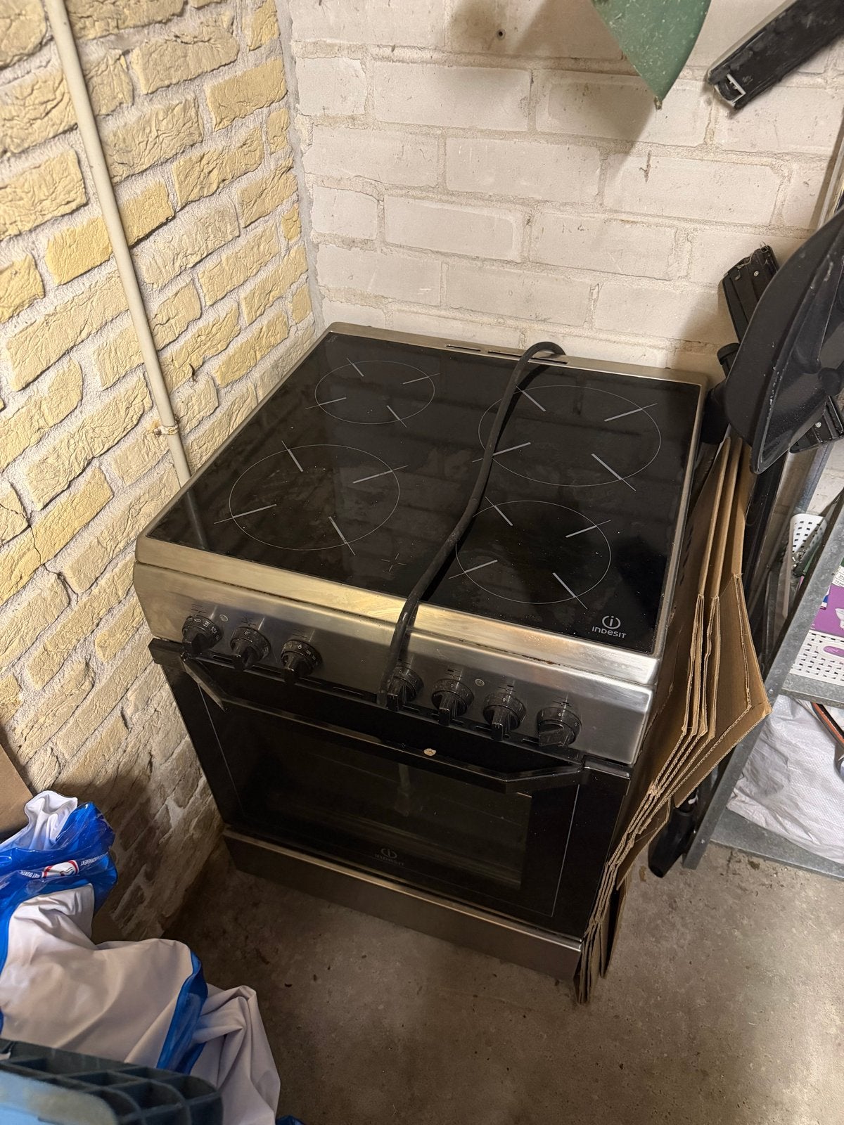 Indesit Vrijstaand Keramisch Fornuis met Oven, Witgoed en Apparatuur, Ophalen, Gebruikt, 60 cm of meer, Keramisch