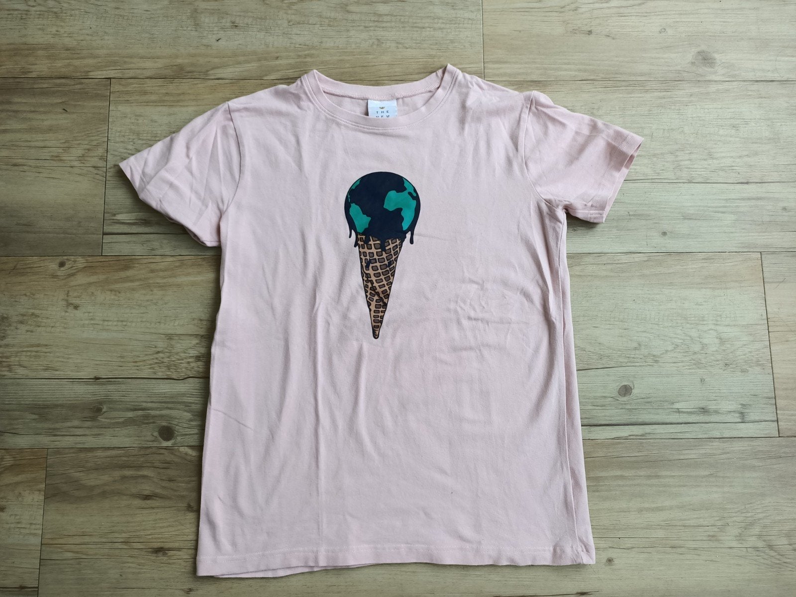 Roze T-shirt met 'melting earth' print The New 176 xs, Meisje, Ophalen of Verzenden, Zo goed als nieuw, Shirt of Longsleeve