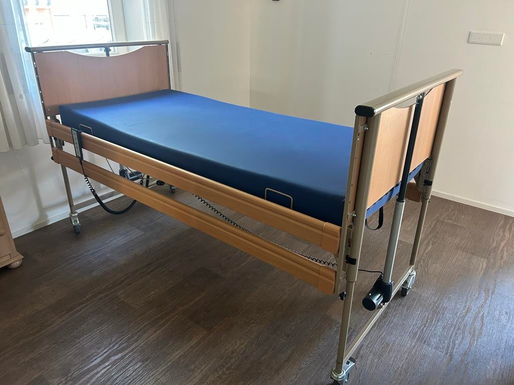 Elektrisch Hoog-laag seniorenbed 200x90 met accessoires, Ophalen, 90 cm, Eenpersoons, Bruin