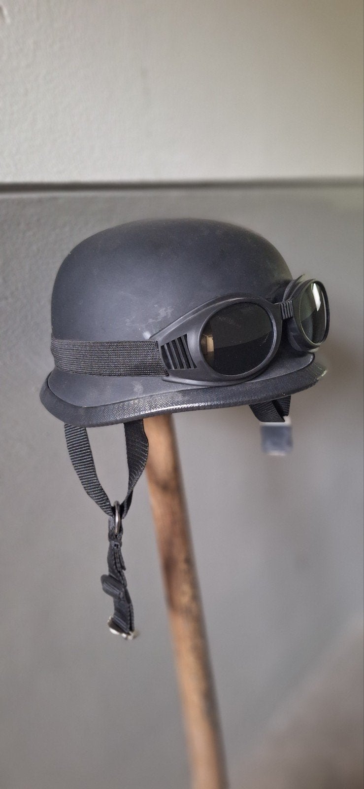 Zwarte Duitse helm met bril - Niet ECE gekeurd, Motoren, Heren, Overige typen, Tweedehands, Ophalen