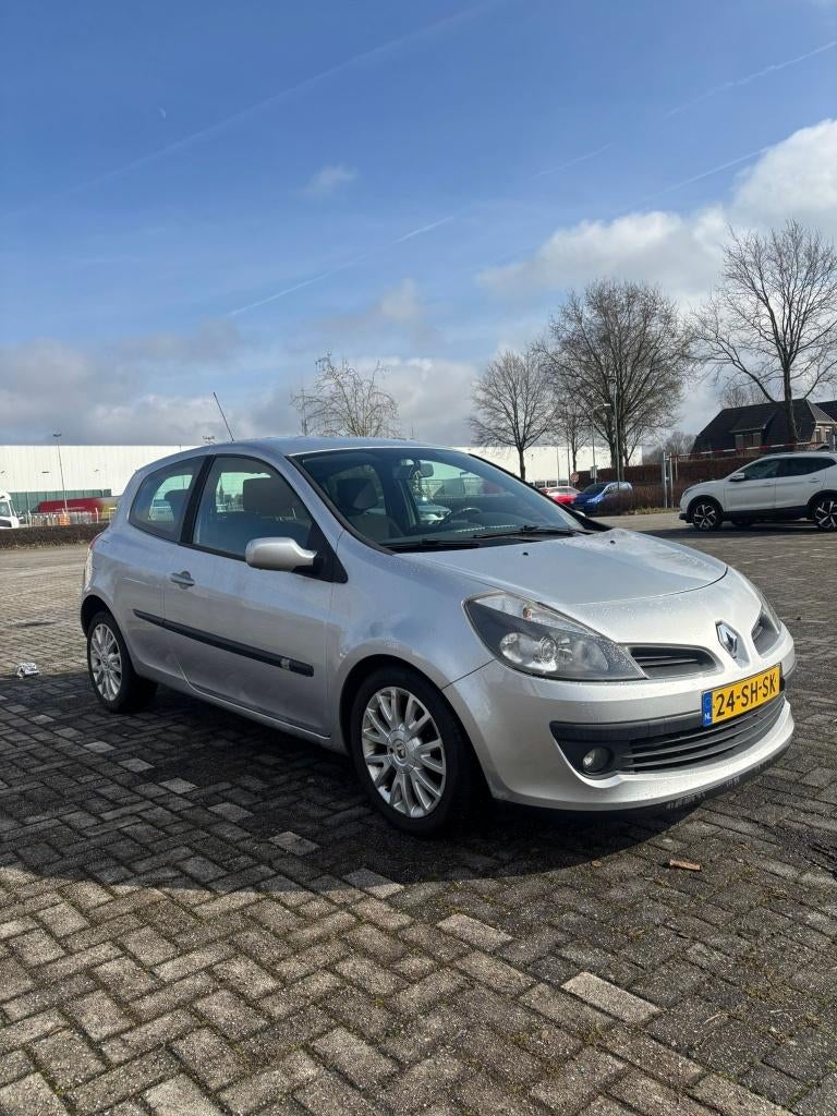 Renault Clio 1.6 16V 82KW 3-DRS 2006 Grijs, Auto's, Voorwielaandrijving, 4 cilinders, 49 €/maand, Origineel Nederlands