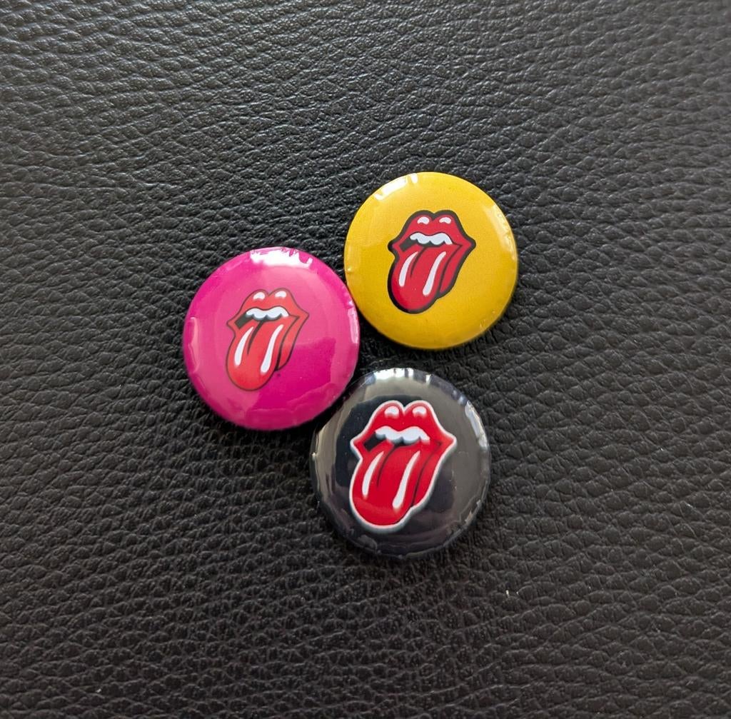 Rolling Stones – 25 mm button – roze, geel, zwart, Ophalen of Verzenden, Nieuw, Overige typen
