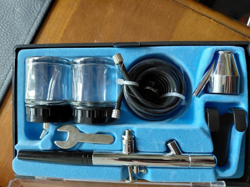 Airbrush set met accessoires - Zo goed als nieuw, Hobby en Vrije tijd, Ophalen of Verzenden, Zo goed als nieuw, Airbrush en Toebehoren