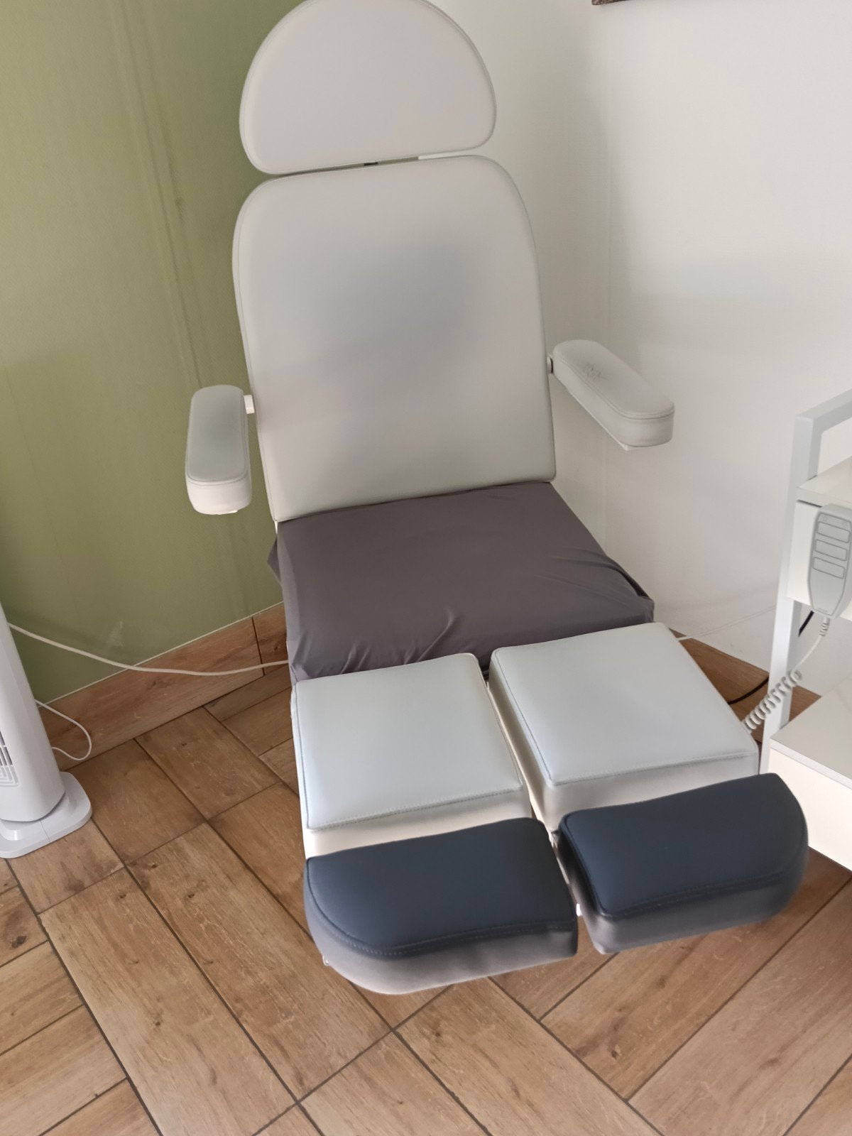 pedicurestoel/behandelstoel, Ophalen, Gebruikt, Grijs, Eén