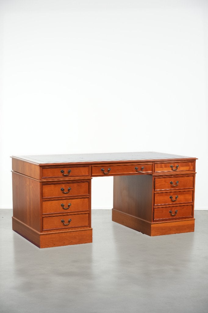 Groot klassiek houten bureau in Engelse stijl met 4 lades, Huis en Inrichting, Bureaus, Gebruikt, Overige typen, Klassiek, Hout