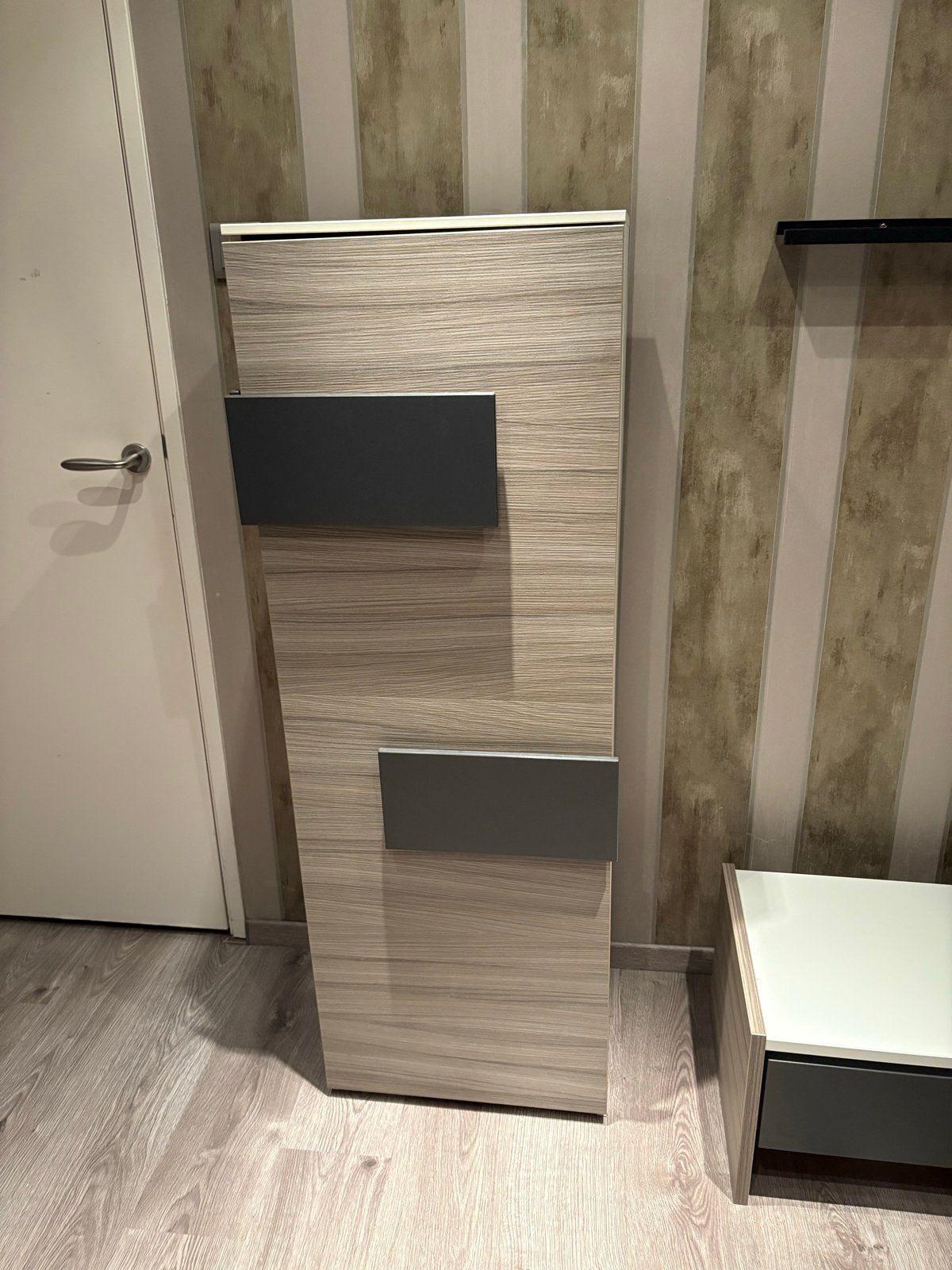 Moderne smalle kast met planken, Huis en Inrichting, Ophalen, Zo goed als nieuw