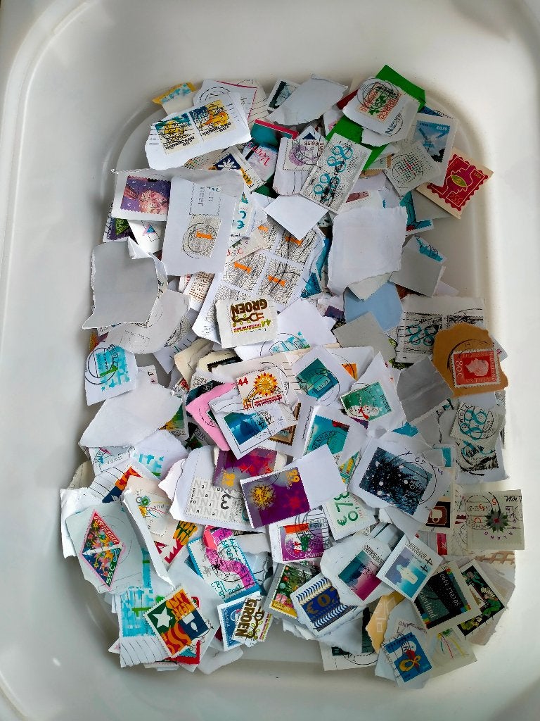 Doos met 8 kg kantoorpost NL € 25,00 gratis verzending, Postzegels en Munten, Postzegels | Nederland, Verzenden