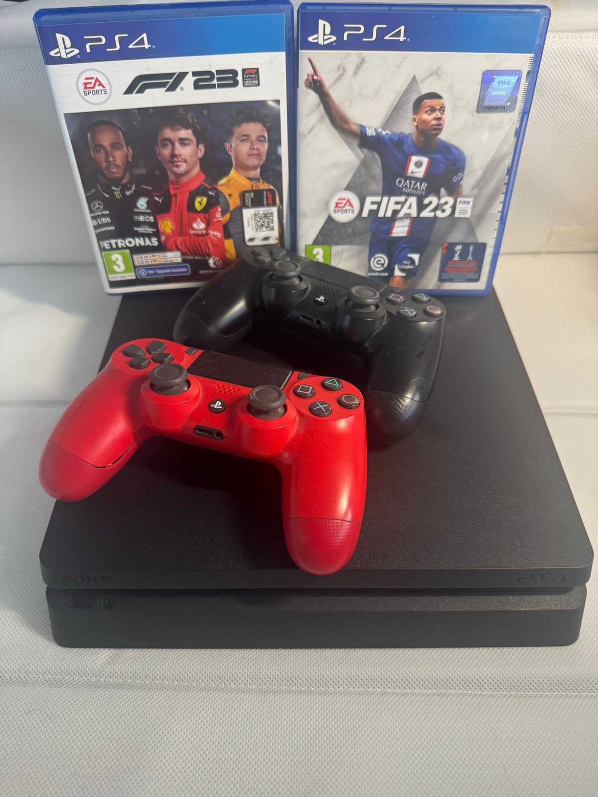 PlayStation 4 met 2 controllers en F1 23, FIFA 23, Spelcomputers en Games, Ophalen of Verzenden, Gebruikt, Met 2 controllers, Met games