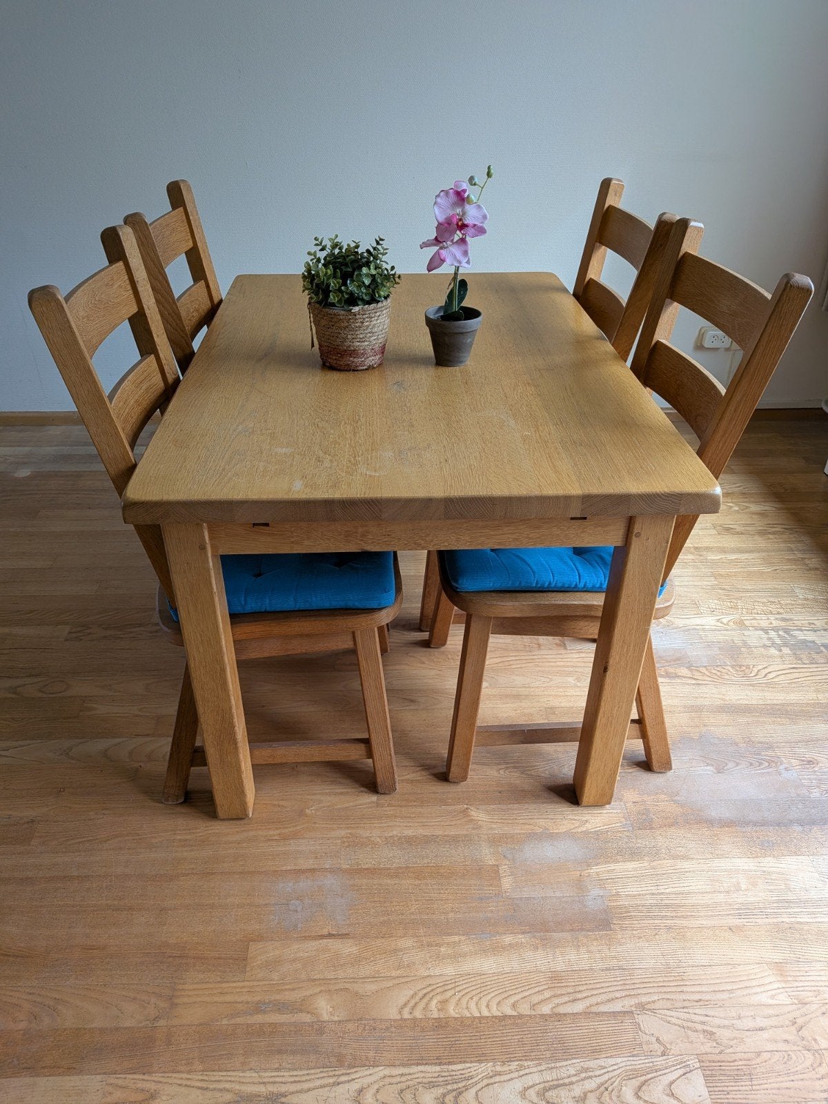 Massief Eiken Eethoek | Compacte Tafel + 4 Stoelen

Zeer deg, Ophalen, 4 tot 6 stoelen