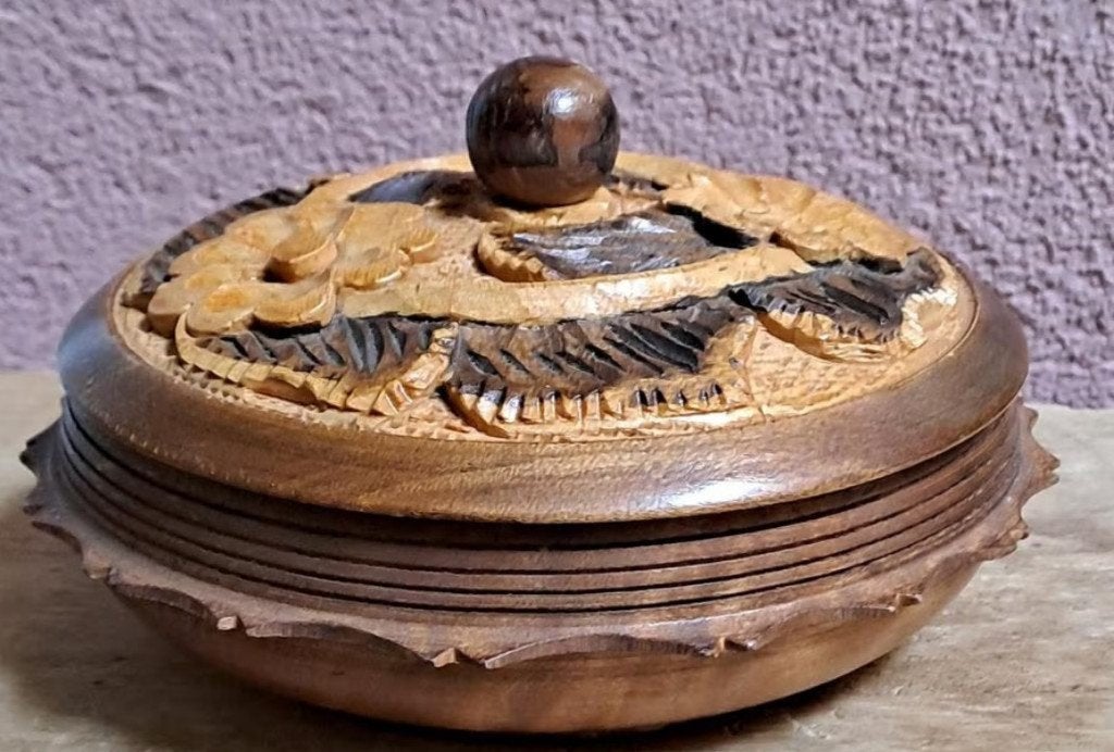 Houten sierlijk doosje met deksel en bloemmotief, Overige typen, Overige onderwerpen, Minder dan 20 cm, Ophalen of Verzenden