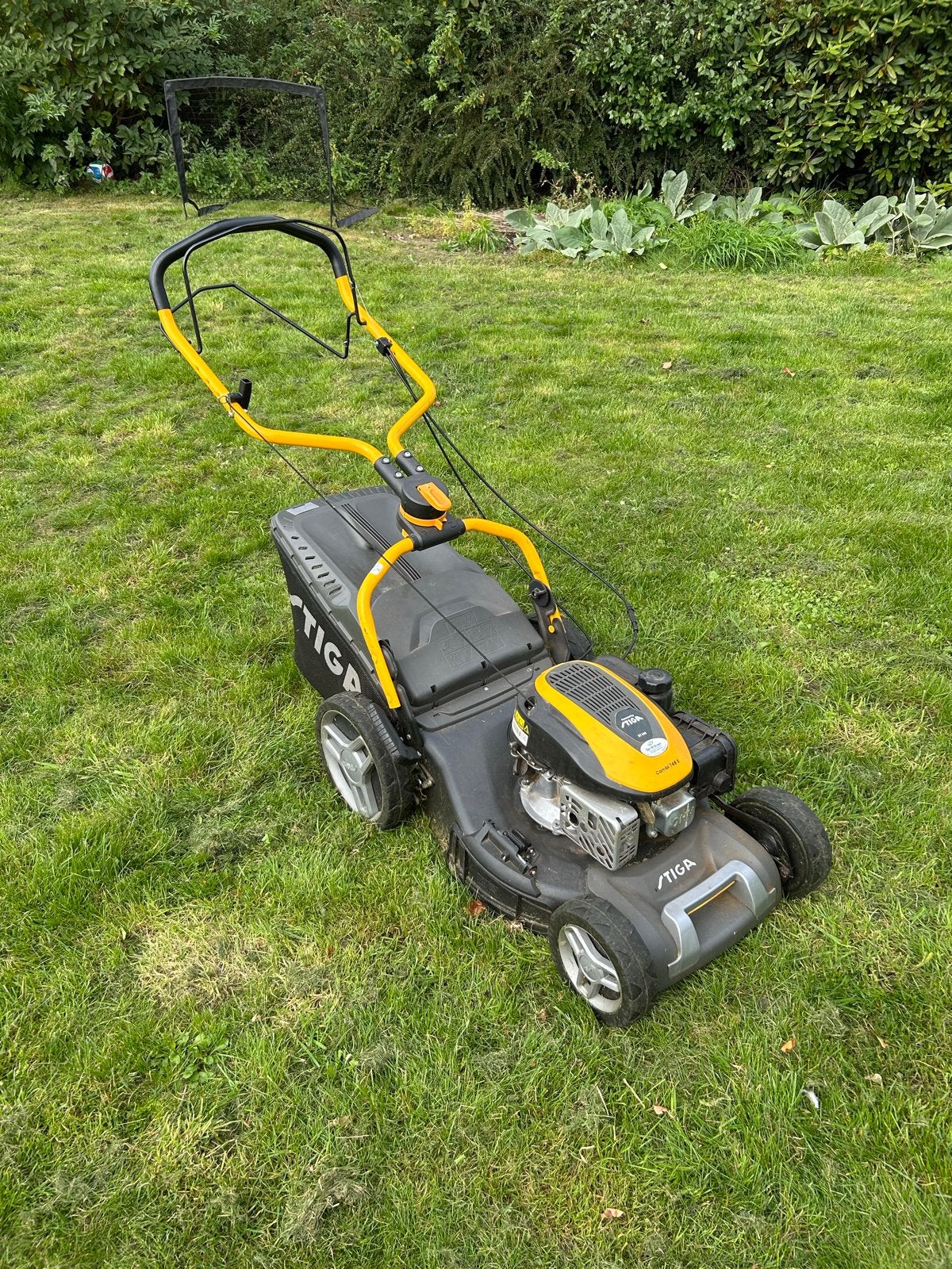 Stiga Benzine Grasmaaier - Nog geen 2 jaar oud, Tuin en Terras, Ophalen, Zo goed als nieuw, Benzine-grasmaaier