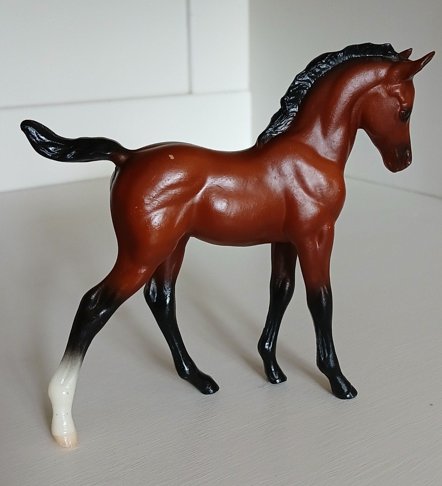Breyer Classic Arabian Foal (beschadigd), Verzamelen, Dierenverzamelingen, Ophalen of Verzenden, Gebruikt, Paard, Beeldje of Figuurtje