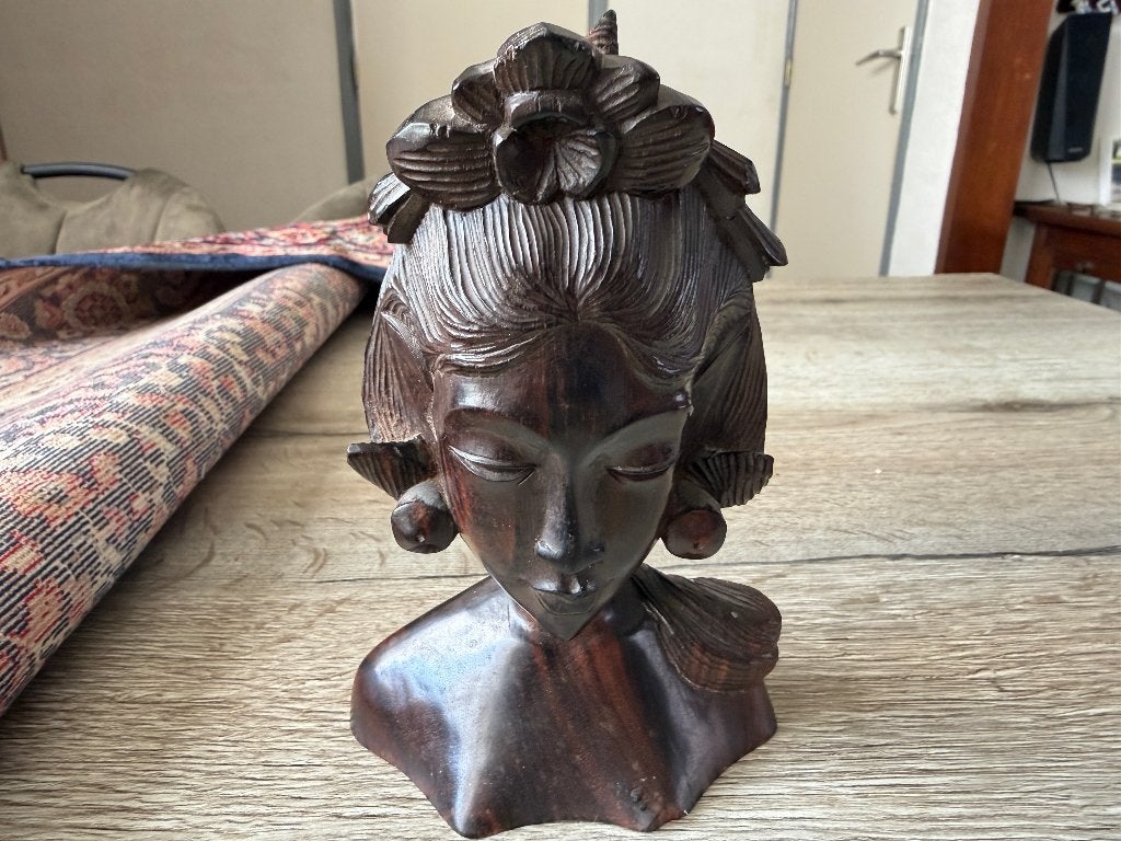 Beeldje Balinese Prinses met Bloementooi., Houtsnijwerk, Ophalen of Verzenden, 20 - 50 cm, Hout