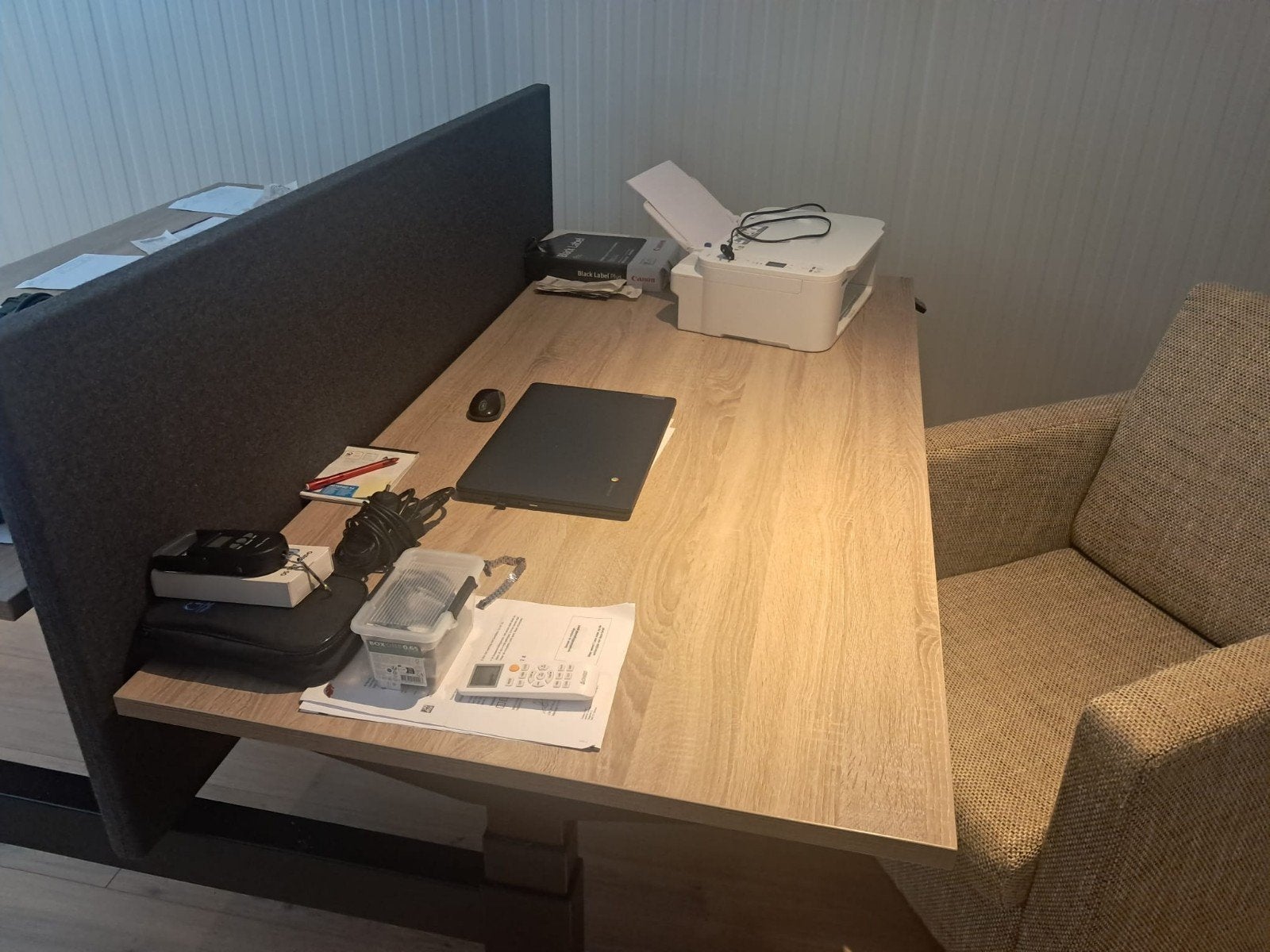 Modern bureau met scheidingswand - Zo goed als nieuw, Ophalen, Overige typen, Bruin, Zo goed als nieuw