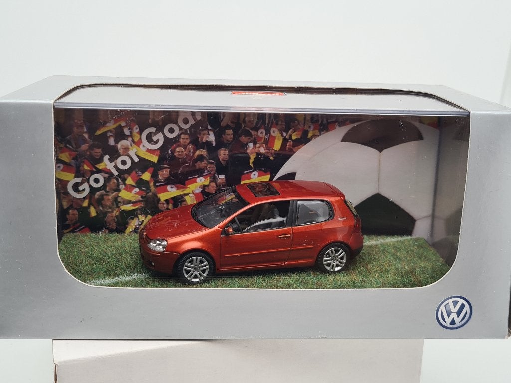 VW Golf IV limited edition "Goal" voetbal - Schuco 1/43, Verzenden, Zo goed als nieuw, Auto, Schuco