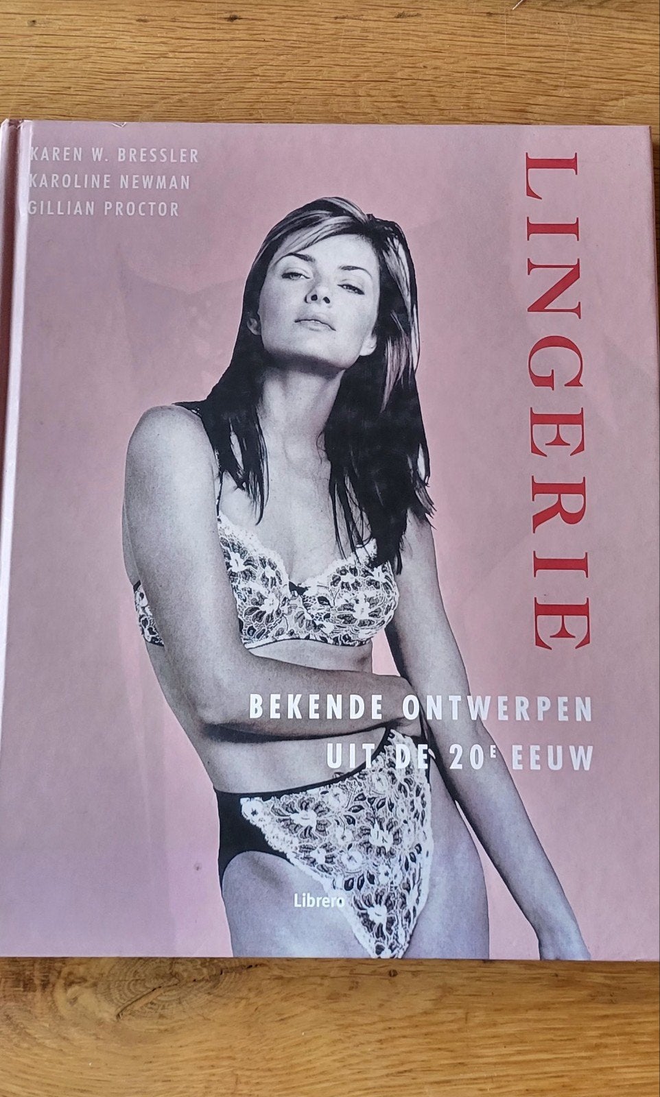 Lingerie: Bekende Ontwerpen uit de 20e Eeuw - Boek, Ophalen of Verzenden, Zo goed als nieuw, Karen W. Bressler, Karoline Newman, Gillian Proctor