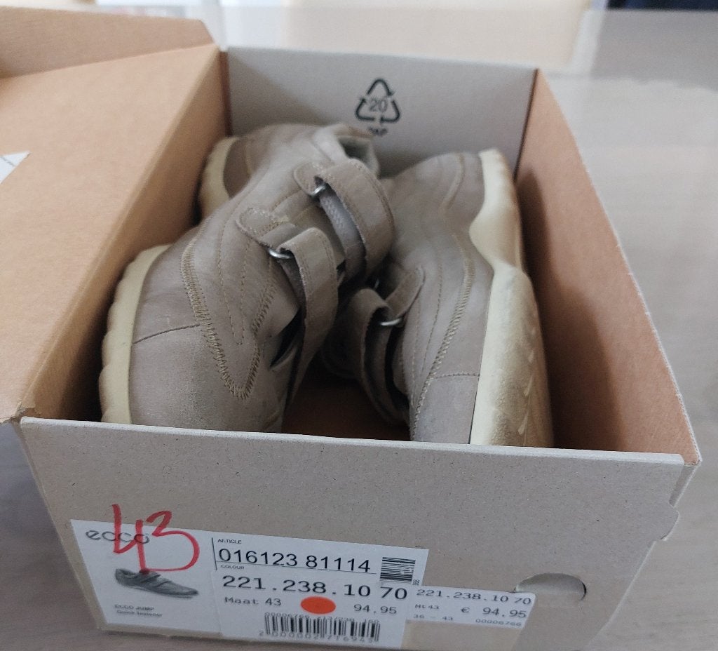 Ecco schoenen. maat 43  Beige. Klittenbandsluiting., Ecco, Beige, Ophalen of Verzenden, Sneakers of Gympen