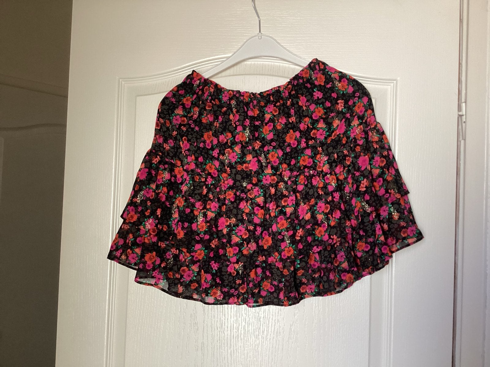 Zwart bloemenrokje met roze en oranje bloemen, Kleding | Dames, Rokken, Zwart, Ophalen of Verzenden, Zo goed als nieuw, Maat 36 (S)