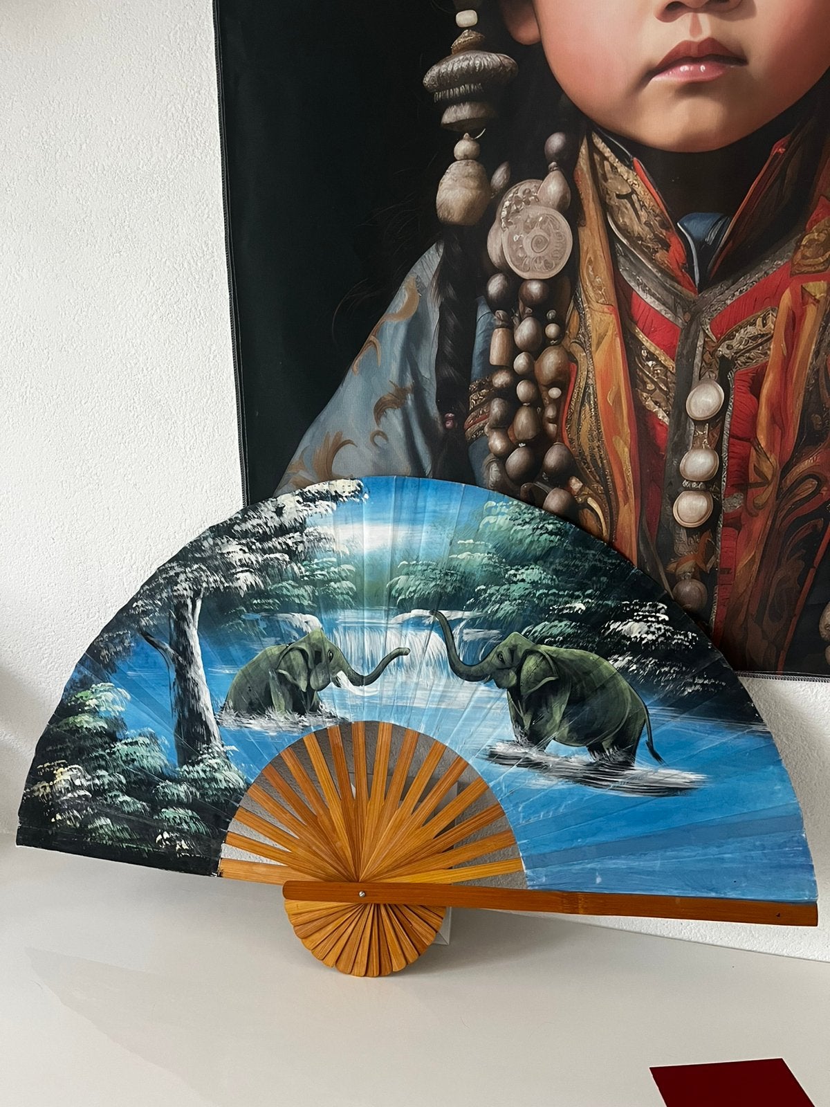 Mooie chinese waaier van hout en doek  Ca 103 x 62 cm, Ophalen