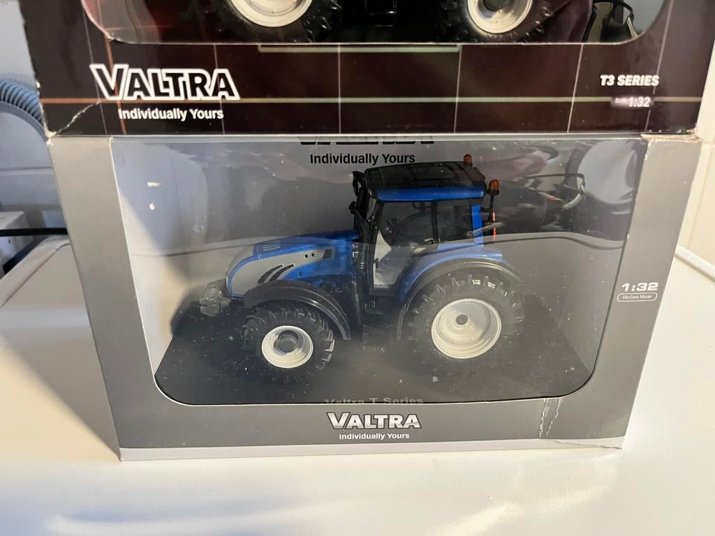 Valtra T213 Blauw UH 1/32, Ophalen of Verzenden, Zo goed als nieuw, Tractor of Landbouw, Universal Hobbies