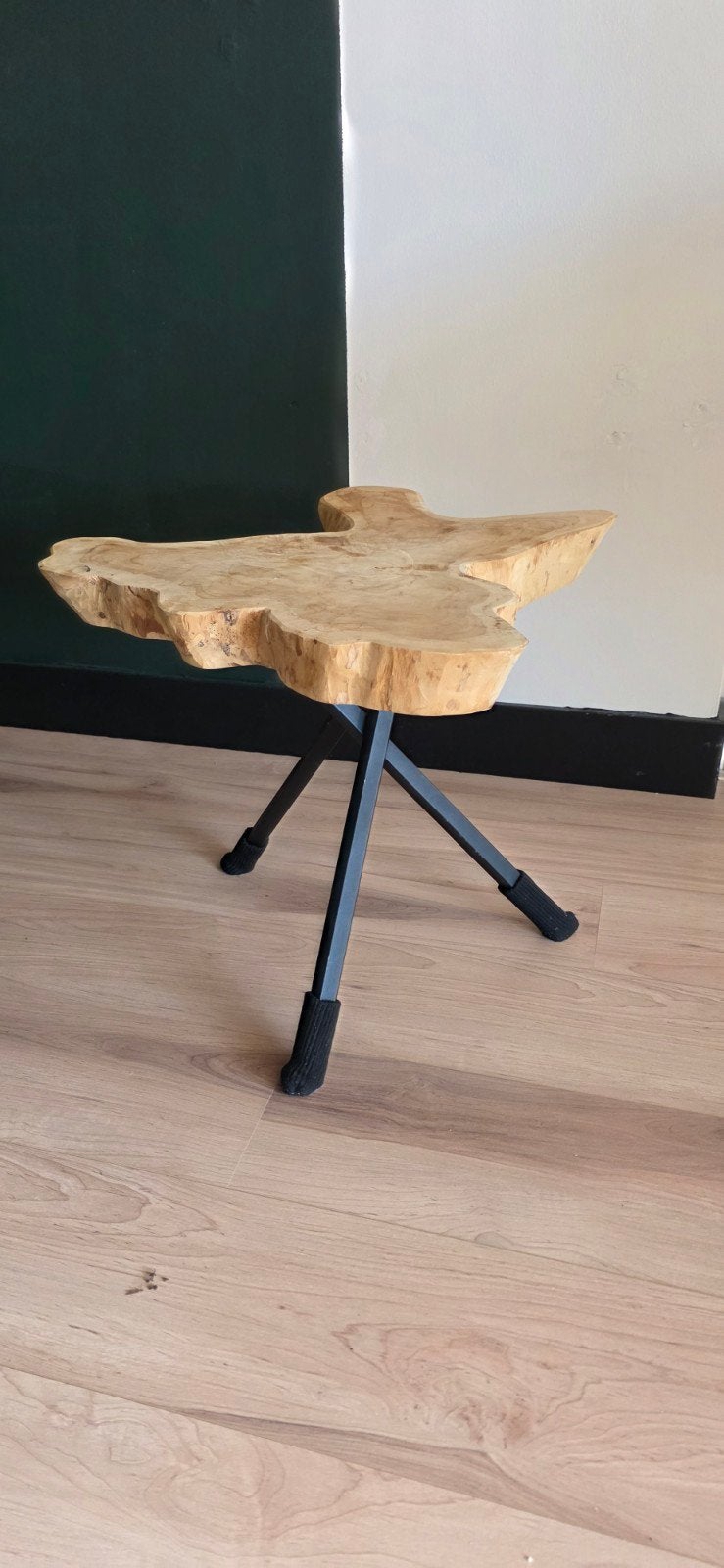 Unieke bijzettafel van massief hout met metalen onderstel, Huis en Inrichting, Tafels | Bijzettafels, Ophalen, Minder dan 45 cm