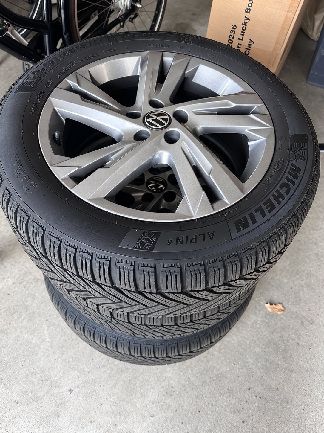 Originele VW 17 inch velgen met Michelin/Hankook banden, Ophalen, Gebruikt, 16 inch, Banden en Velgen