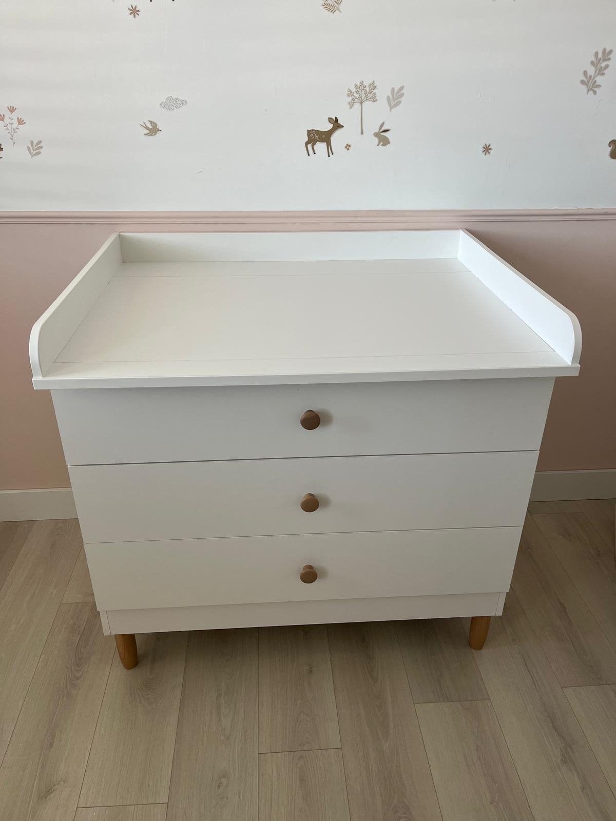 Witte commode met 3 lades en houten knoppen, Kinderen en Baby's, Kinderkamer | Commodes en Kasten, Ophalen, Gebruikt, 50 tot 70 cm