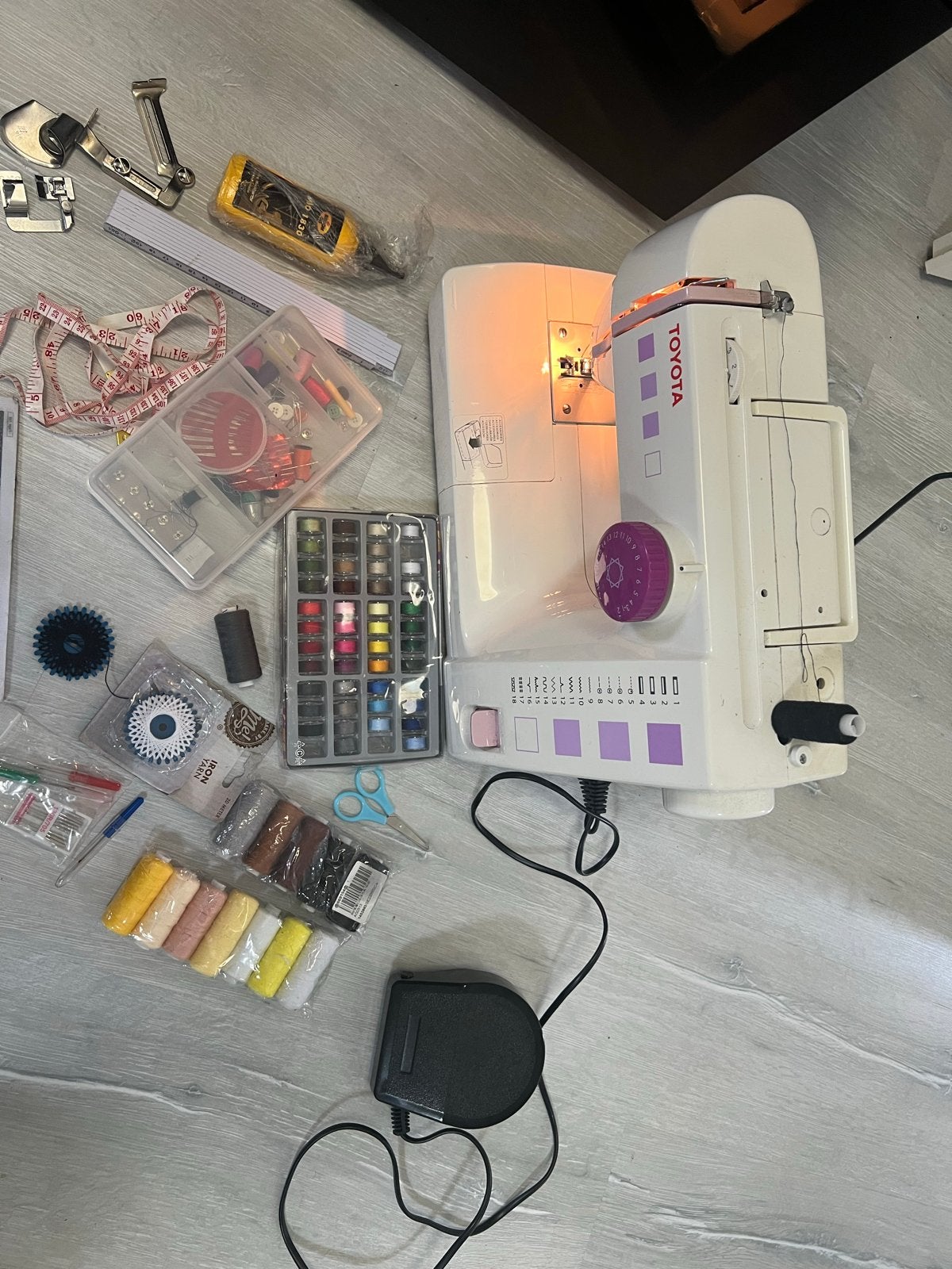 Toyota FSL18 RS Naaimachine met accessoires, Ophalen, Gebruikt, Naaimachine, Overige merken