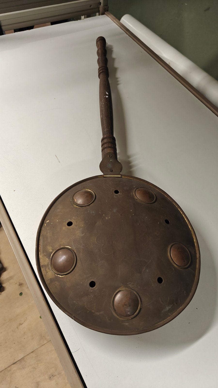 Antieke koperen beddenpan met houten handvat, Ophalen, Koper