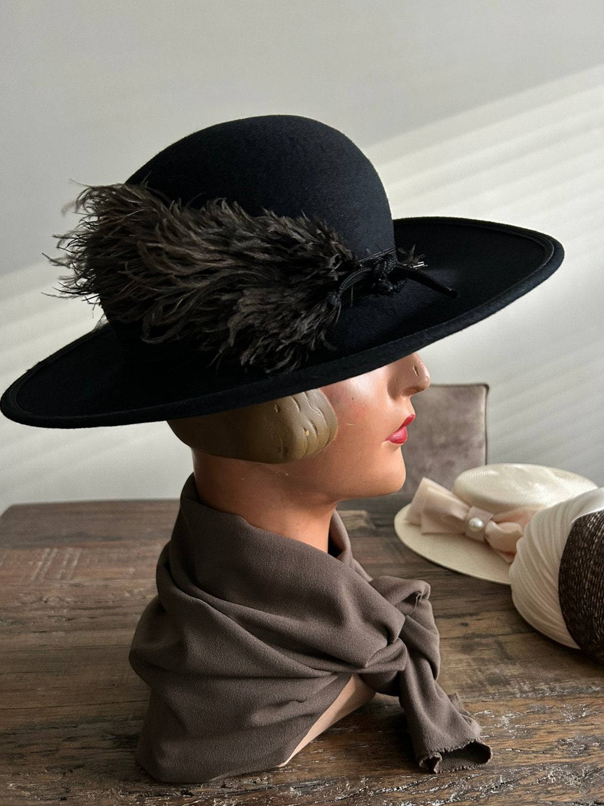 MOOIE ZWARTE VINTAGE HOED MET VEER …, Ophalen of Verzenden, Gedragen, Hoed