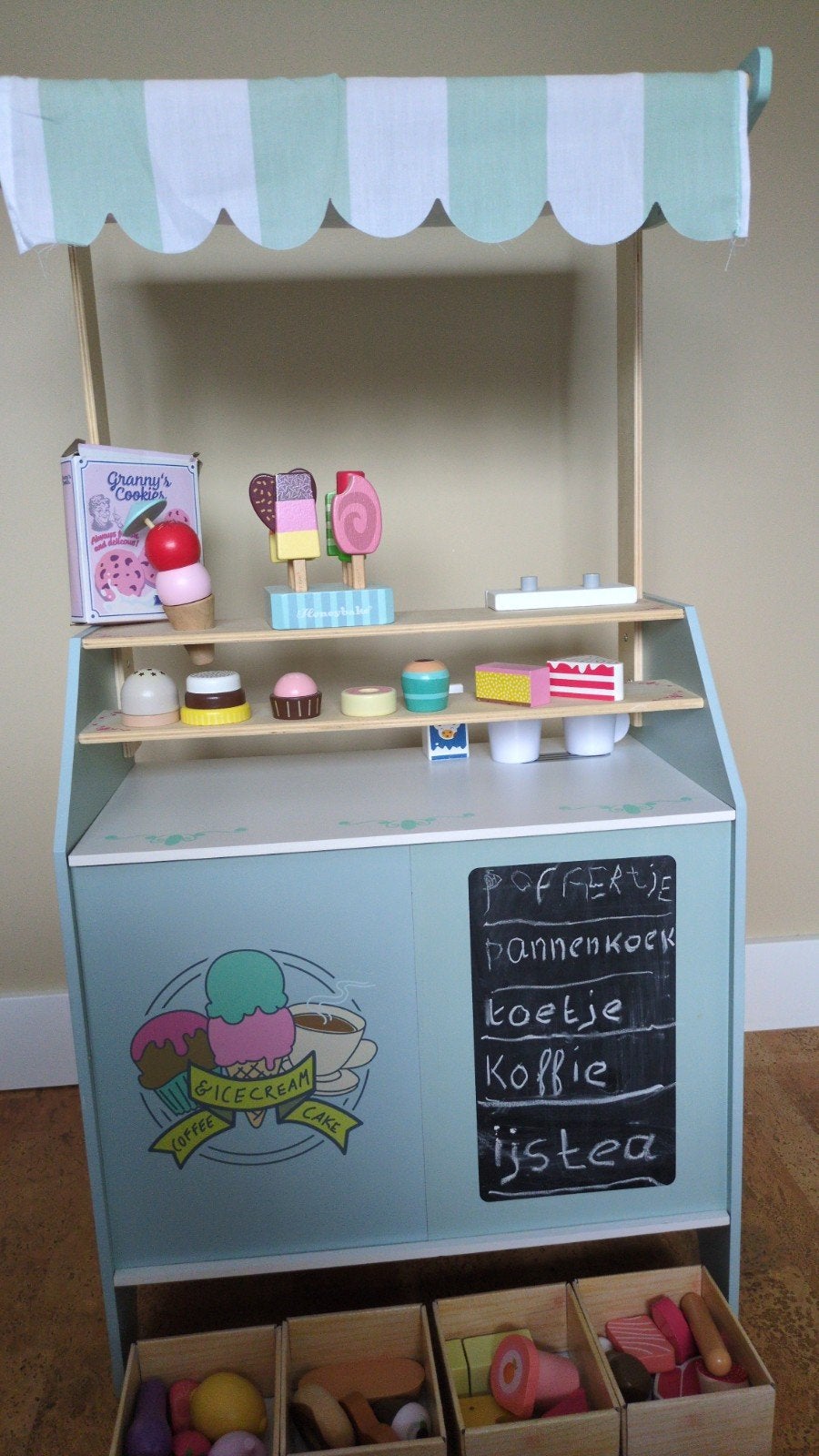 Houten speelgoedwinkel / marktkraam met accessoires, Kinderen en Baby's, Ophalen, Zo goed als nieuw, Jongen of Meisje
