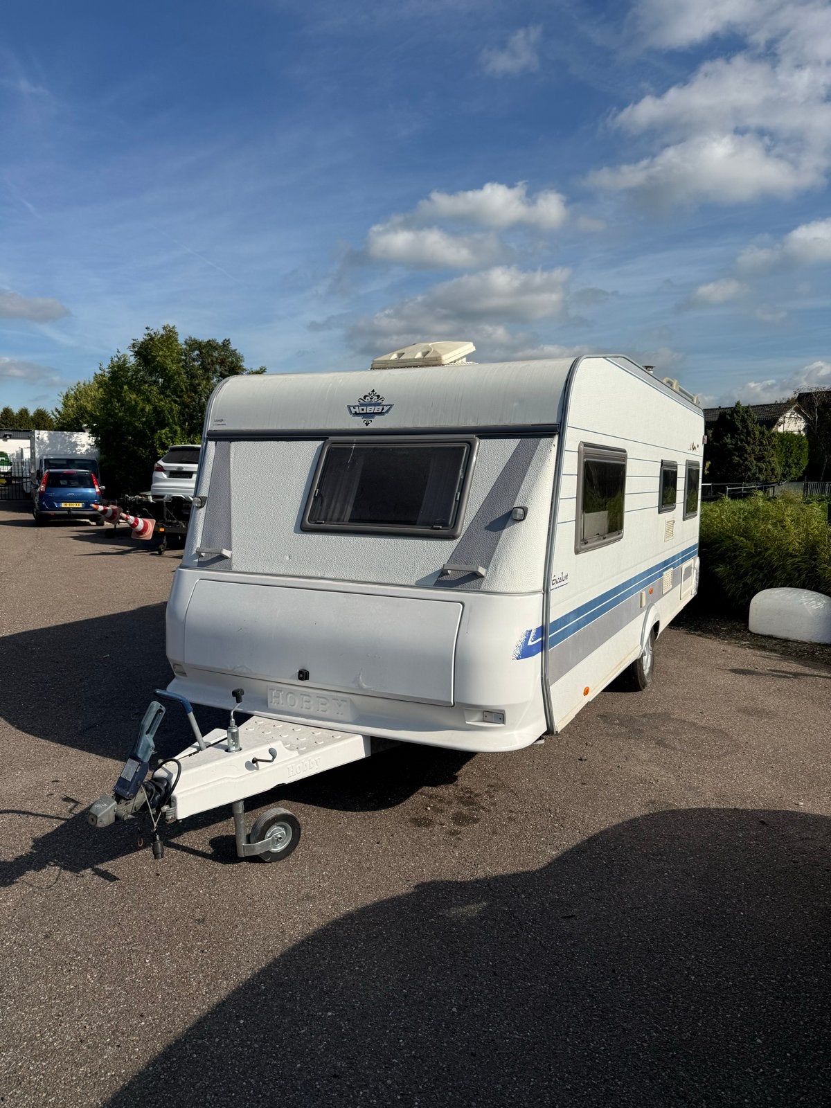 Hobby Excellent caravan uit 2001 - Ruim en compleet, Vast bed, Rondzit, Hobby, Particulier
