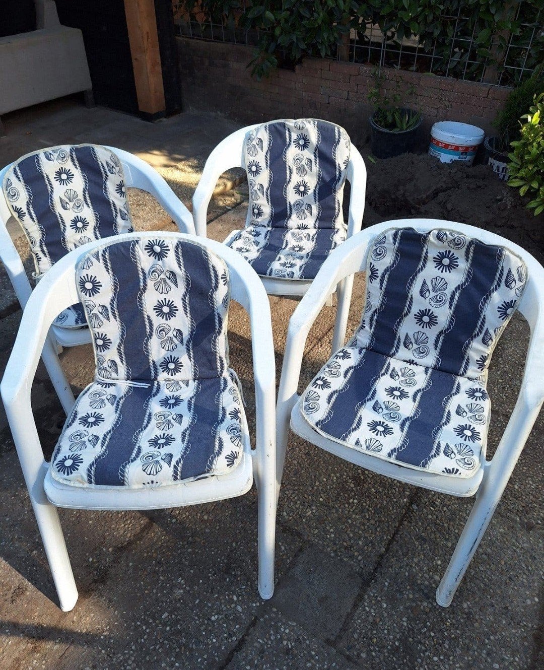 GRATIS AFHALEN!! 4 gebruikte witte kuipstoelen met kussens, Ophalen, Gebruikt, Kunststof, Stapelbaar